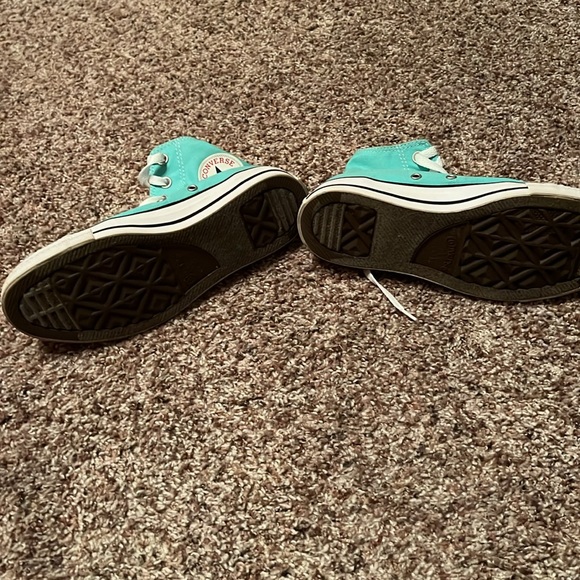 Converse size 7 women’s - Picture 2 of 3